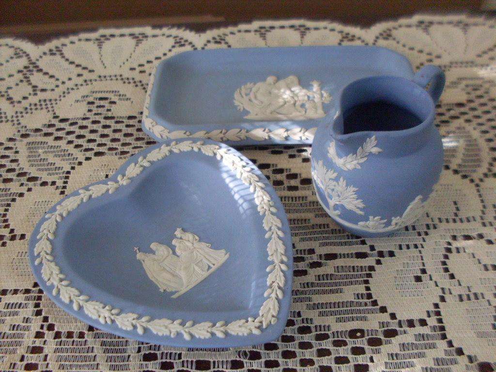 2 PRETTY WEDGWOOD BLUE/ WHITE PINTRAYS+ LITTLE JUG