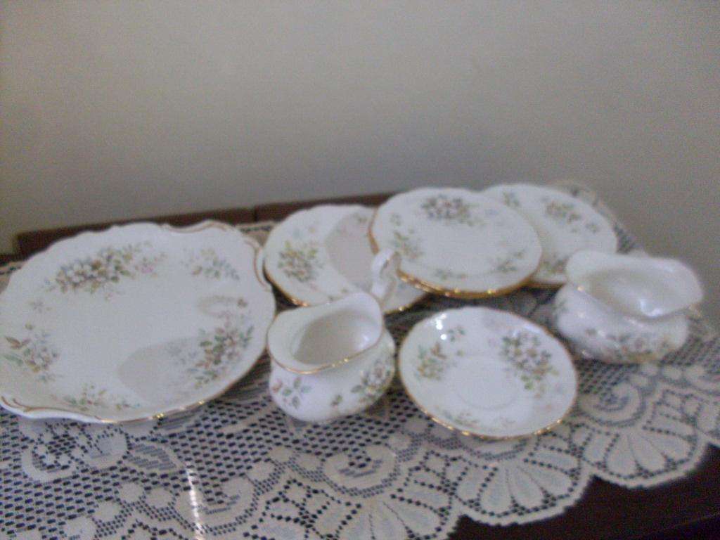 ROYAL ALBERT 10 PIECES...HAWORTH PATTERN