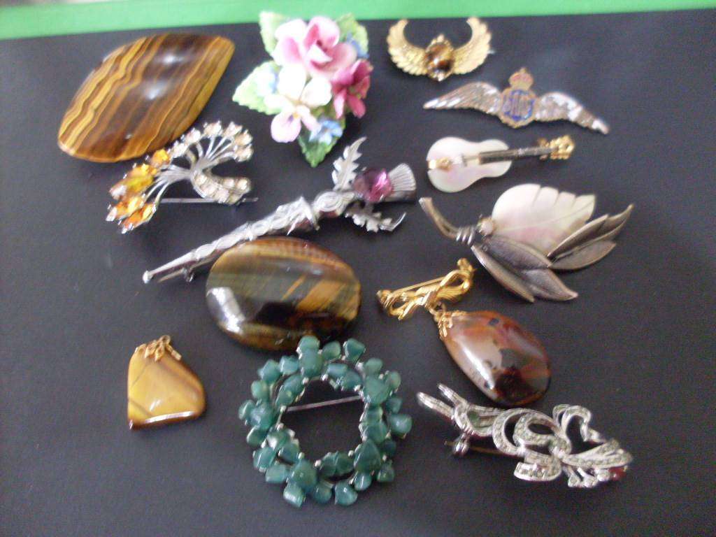 SOME PRETTY BROOCHES AND PENDANTS