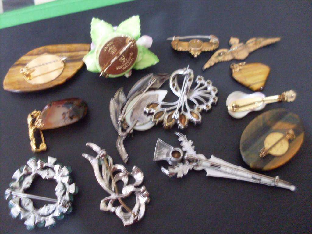 SOME PRETTY BROOCHES AND PENDANTS