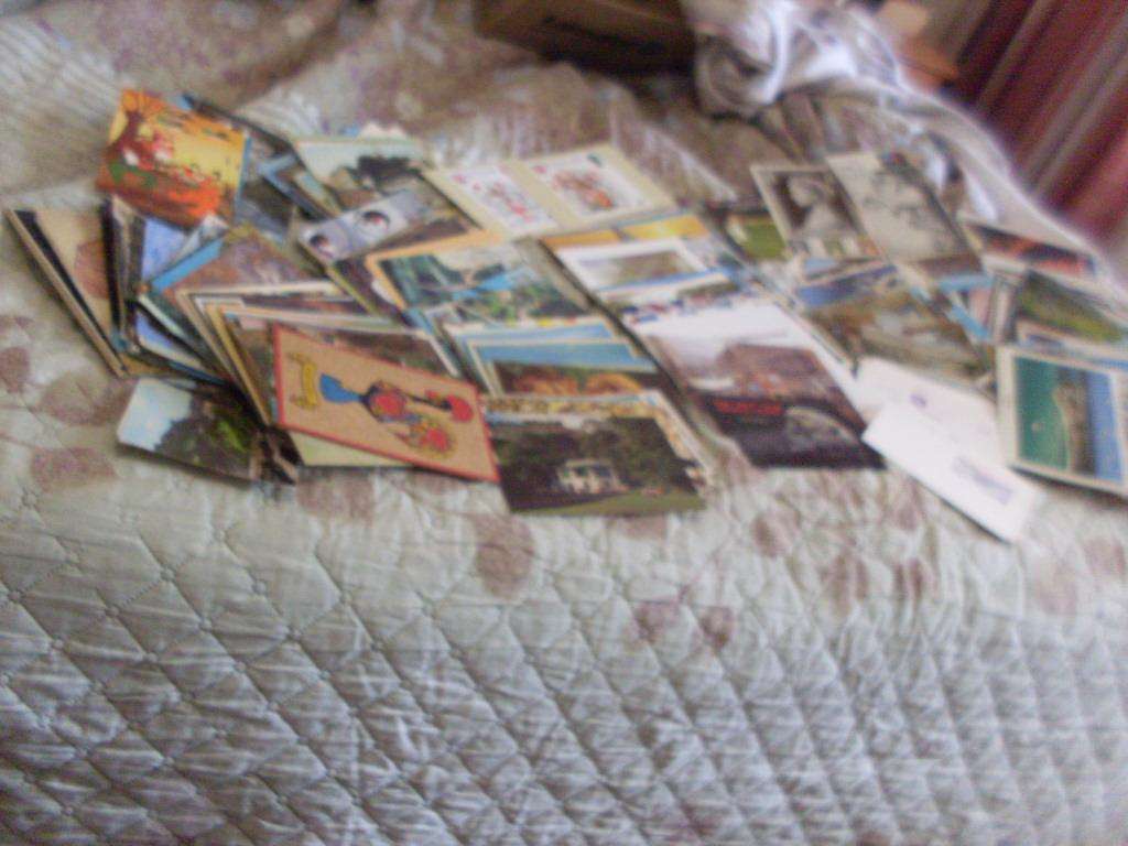 A COLLECTION OF + - 400 COLOUR POSTCARDS...NEW/USED