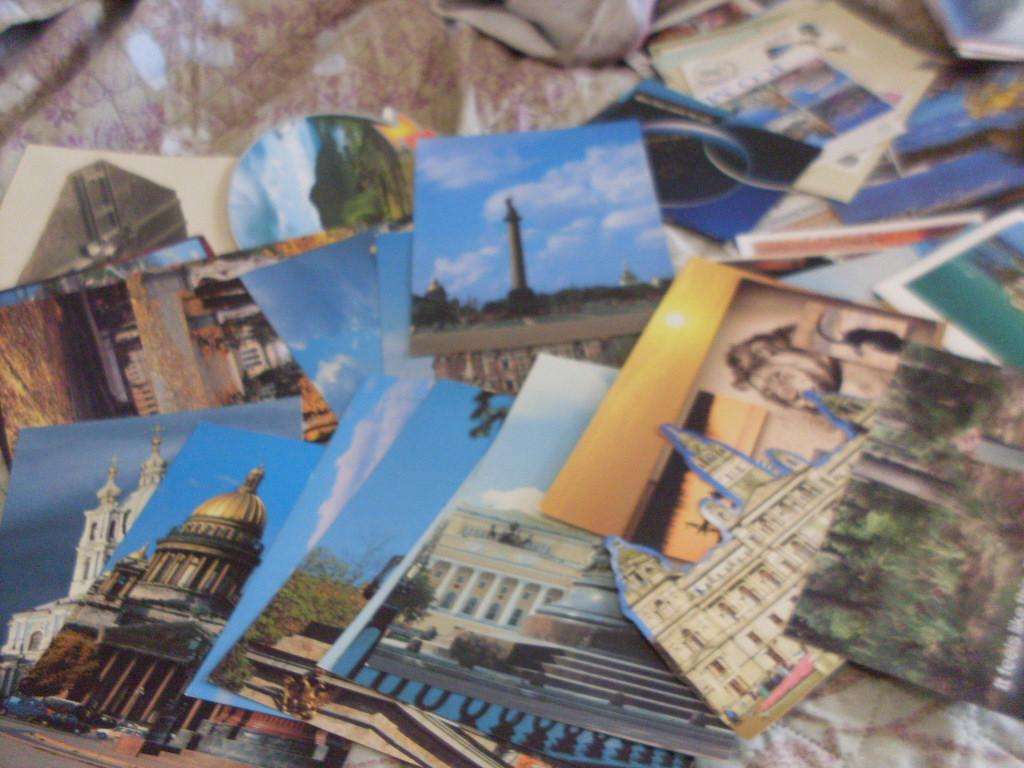 A COLLECTION OF + - 400 COLOUR POSTCARDS...NEW/USED