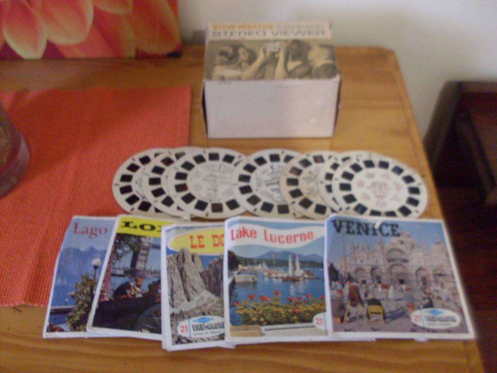 VINTAGE SAWYERS  STEREO VIEWMASTER IN ORIGINAL BOX AND VARIOUS REELS