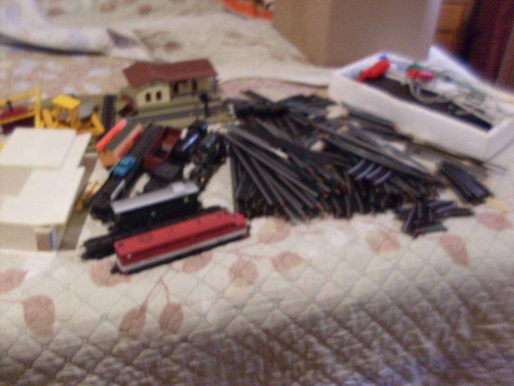 LIMA ITALY GUAGE 00 LARGE LOT OF VARIOUS SIZE TRACKS  COACHES AND OTHER ACCESSORIES