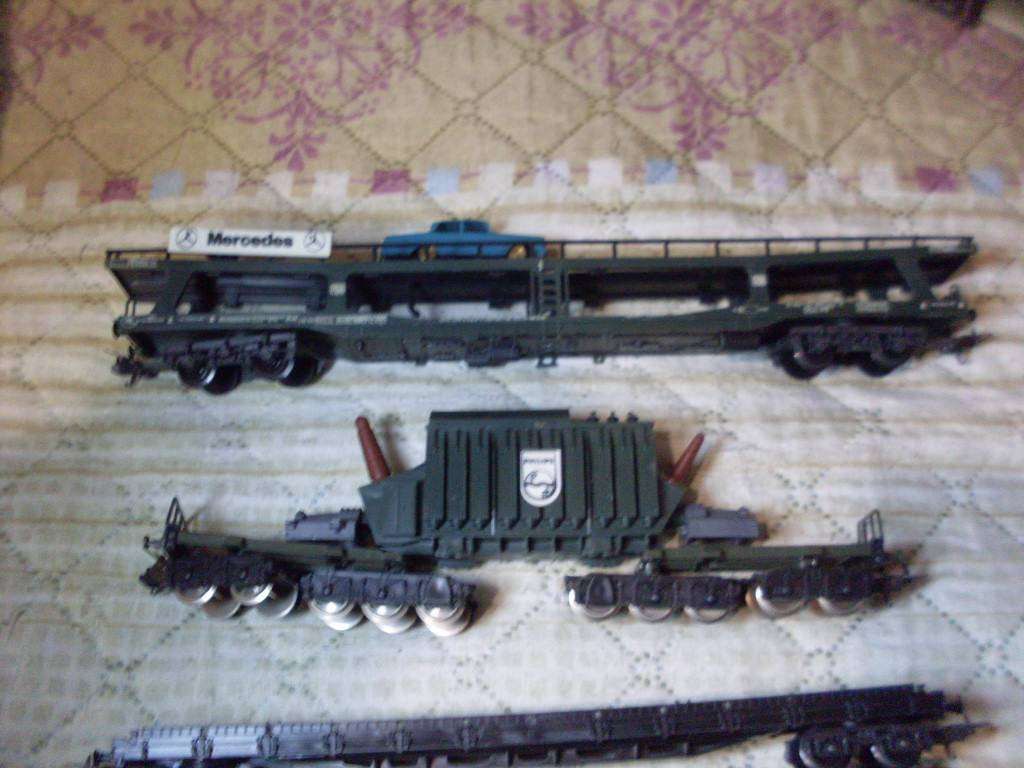 LIMA ITALY GUAGE 00 LARGE LOT OF VARIOUS SIZE TRACKS  COACHES AND OTHER ACCESSORIES
