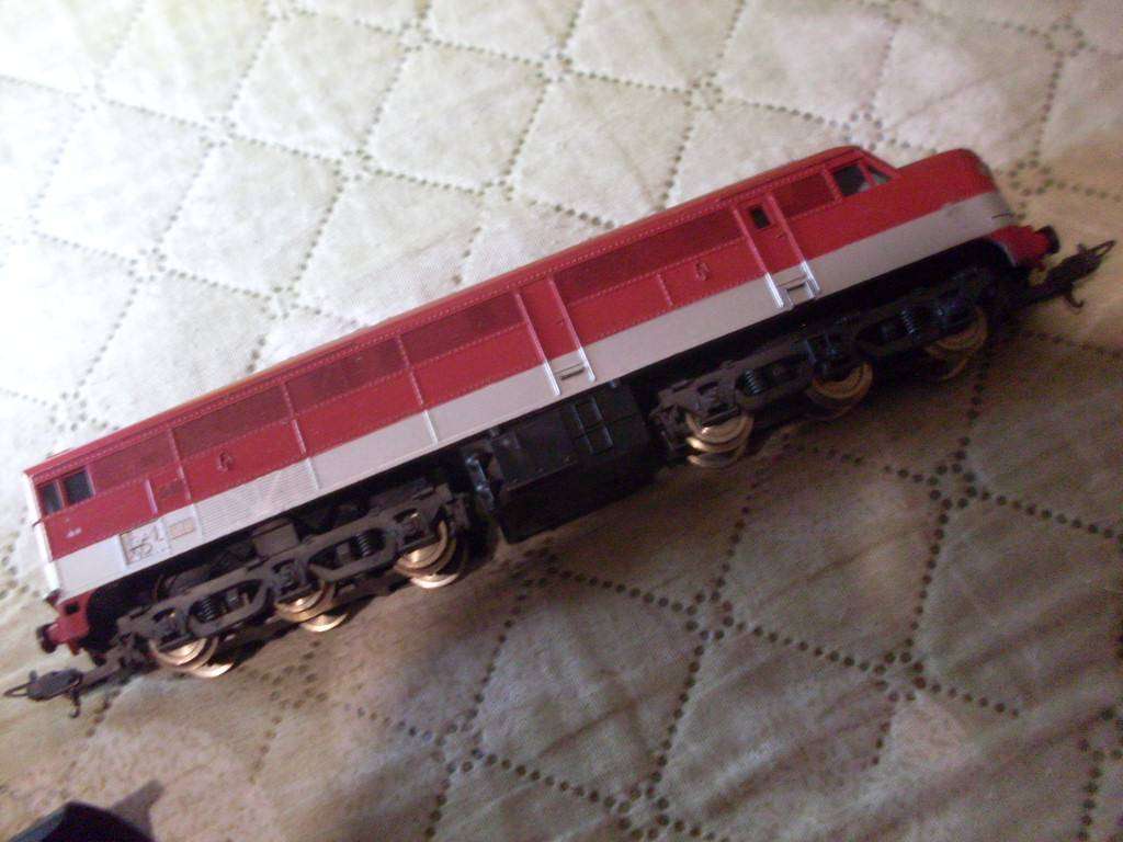 LIMA ITALY GUAGE 00 LARGE LOT OF VARIOUS SIZE TRACKS  COACHES AND OTHER ACCESSORIES