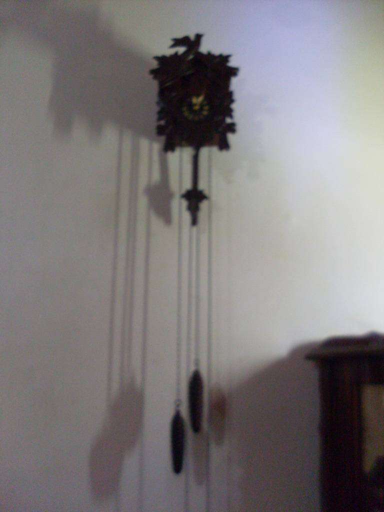 SWEET GERMAN CUCKOO CLOCK....WORKING