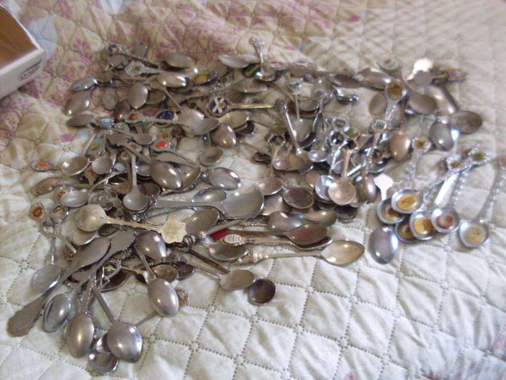 130 VARIOUS DECORATIVE TOP TEASPOONS FROM AROUND THE WORLD VINTAGE AND OTHER