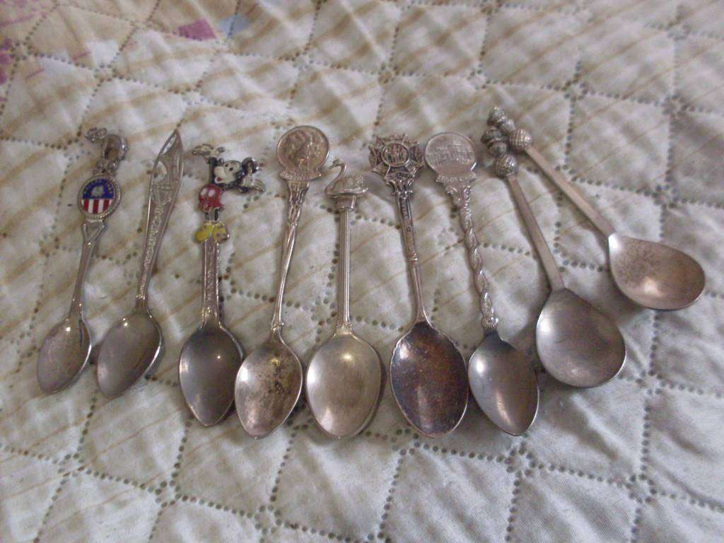 130 VARIOUS DECORATIVE TOP TEASPOONS FROM AROUND THE WORLD VINTAGE AND OTHER