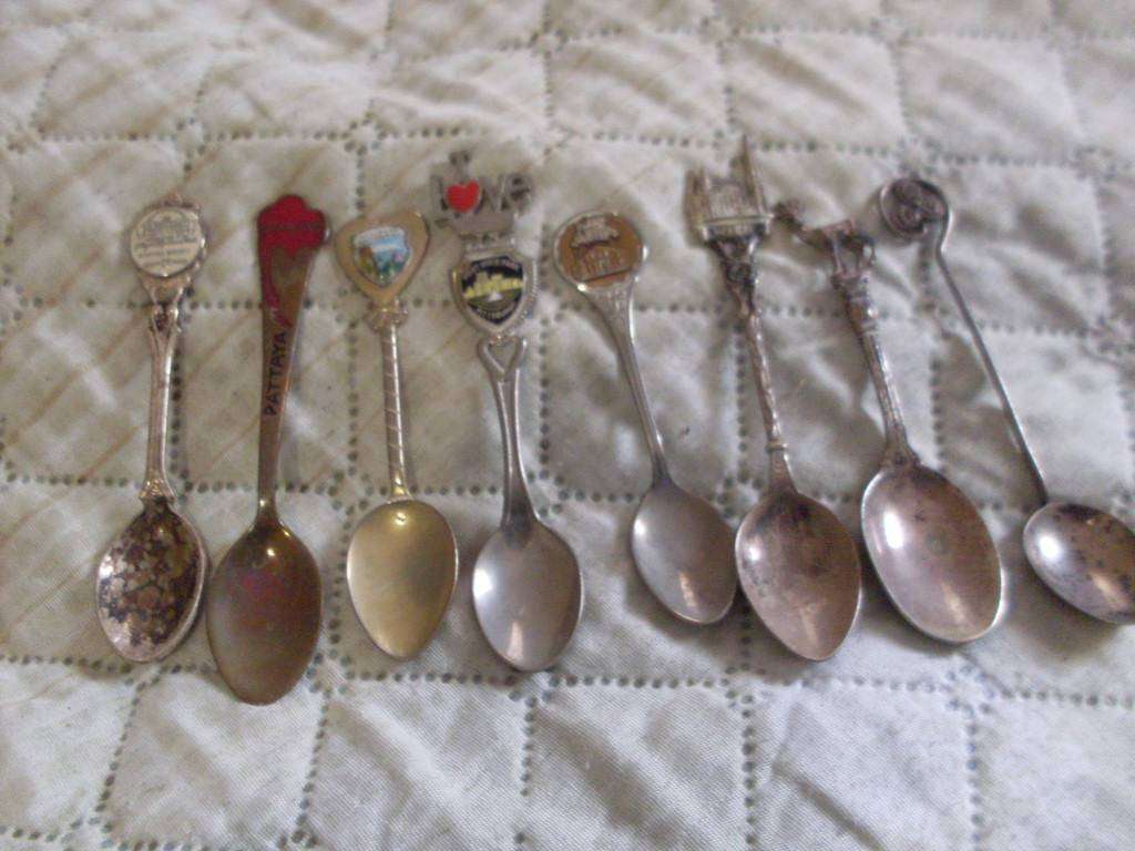 130 VARIOUS DECORATIVE TOP TEASPOONS FROM AROUND THE WORLD VINTAGE AND OTHER