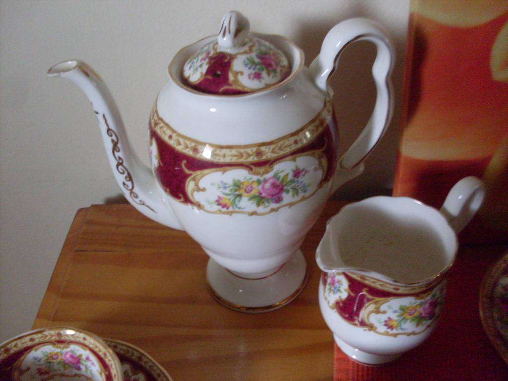 ROYAL ALBERT LADY HAMILTON PATTERN SMALL TEAPOT/TEACUPS TEASET SET OF 13 PIECES