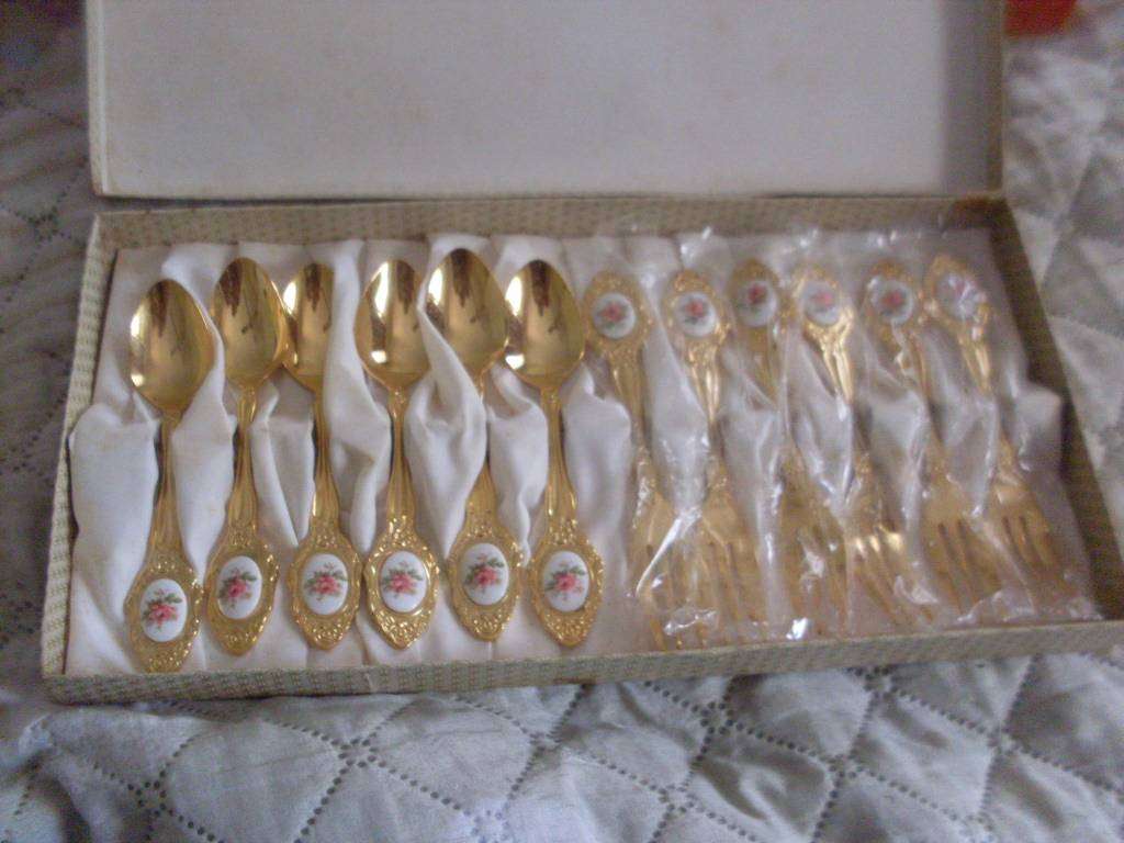 BOXED EETRITE 24CT GOLD PLATED 6 CAKE FORKS 6 TEASPOONS WITH ENAMEL DECORATIVE TOPS