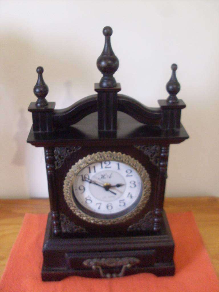 LOVELY UNUSUAL WOODEN DECORATIVE STYLE QUARTZ CLOCK WITH DRAWER + KEY RACK BEHIND DOOR