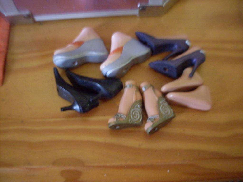 SUITCASE WITH A FEW LITTLE DOLLS /BRATZ SHOES/BRATZ CLOTHES ETC ETC