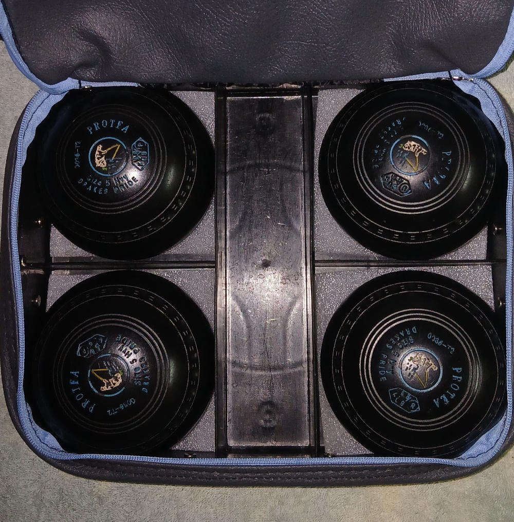 Drakes Pride Lawn Bowls & Brand New Drakes Pride Bag