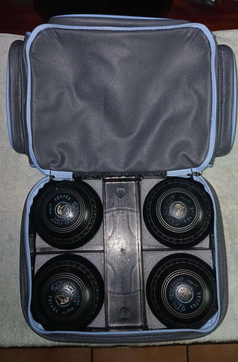 Drakes Pride Lawn Bowls & Brand New Drakes Pride Bag