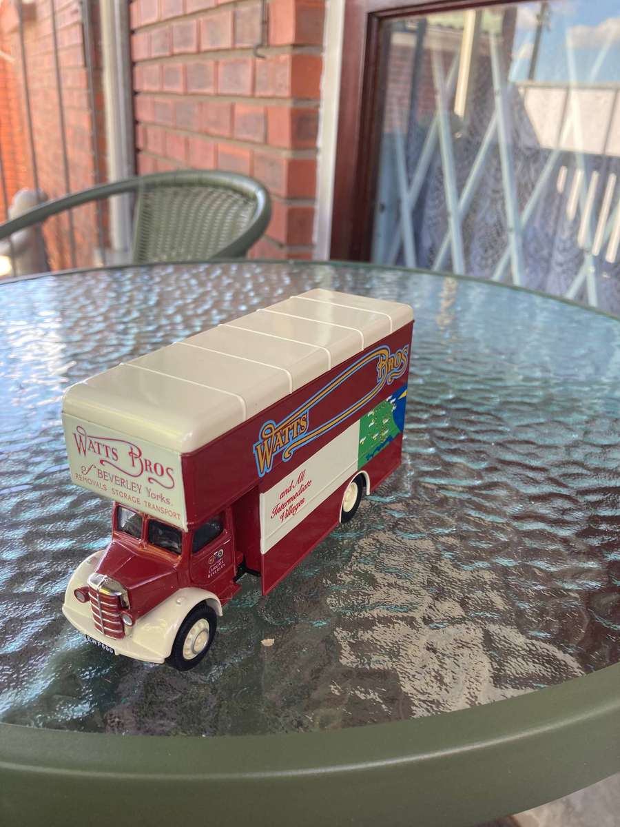 BEDFORD PANTECHNICON BY CORGI 1: 50 SCALE