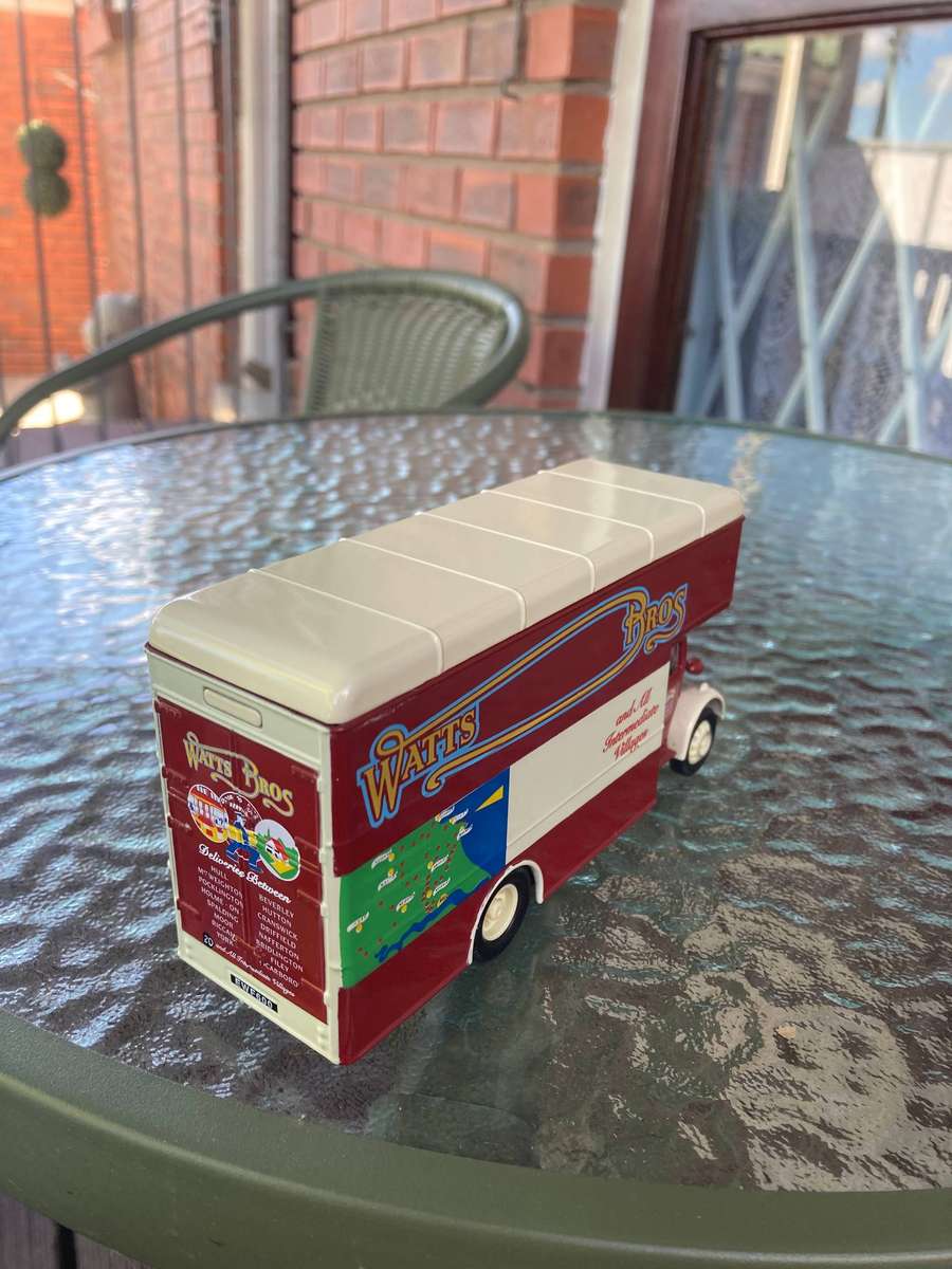 BEDFORD PANTECHNICON BY CORGI 1: 50 SCALE