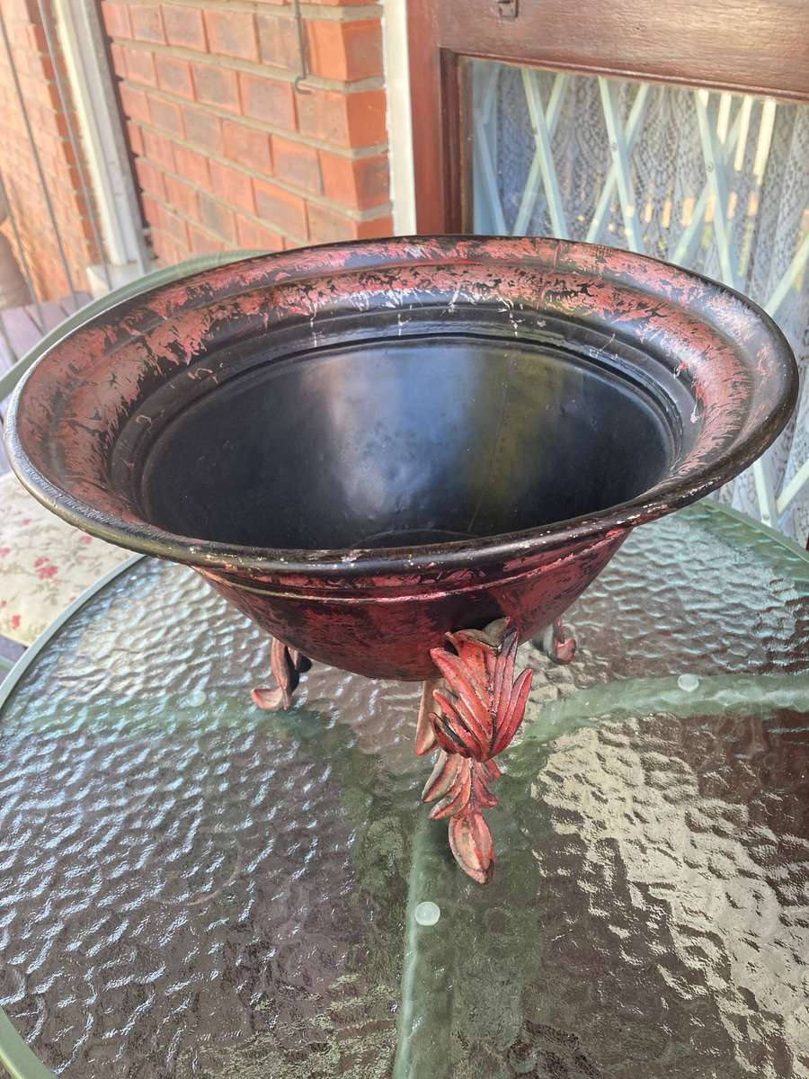 LARGE METAL CENTRE PIECE/BOWL
