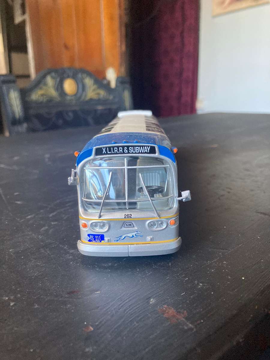 GM GREYHOUND BUS BY CORGI 1:50 SCALE WITH BOX