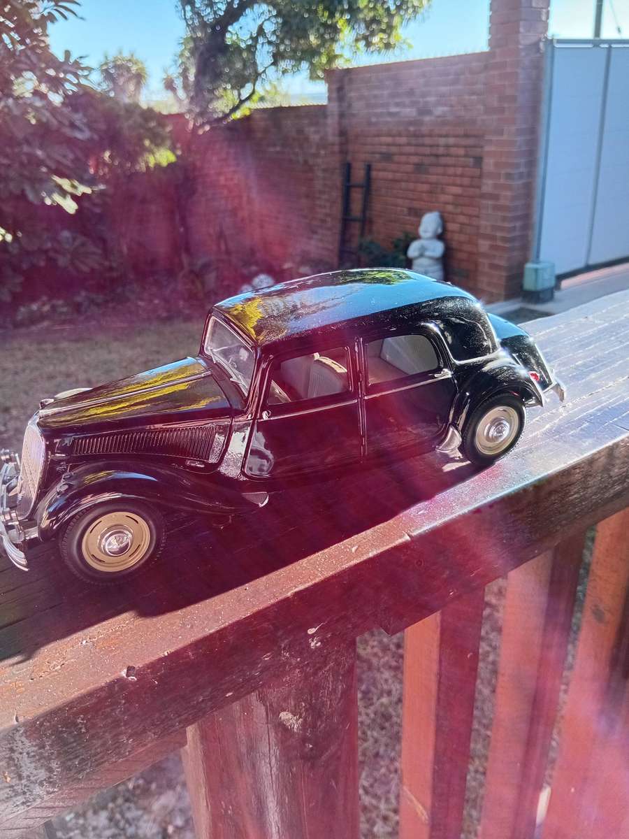 CITROEN 1: 18 SCALE BY MAISTO ( RELIST DUE TO NON PAYMENT )