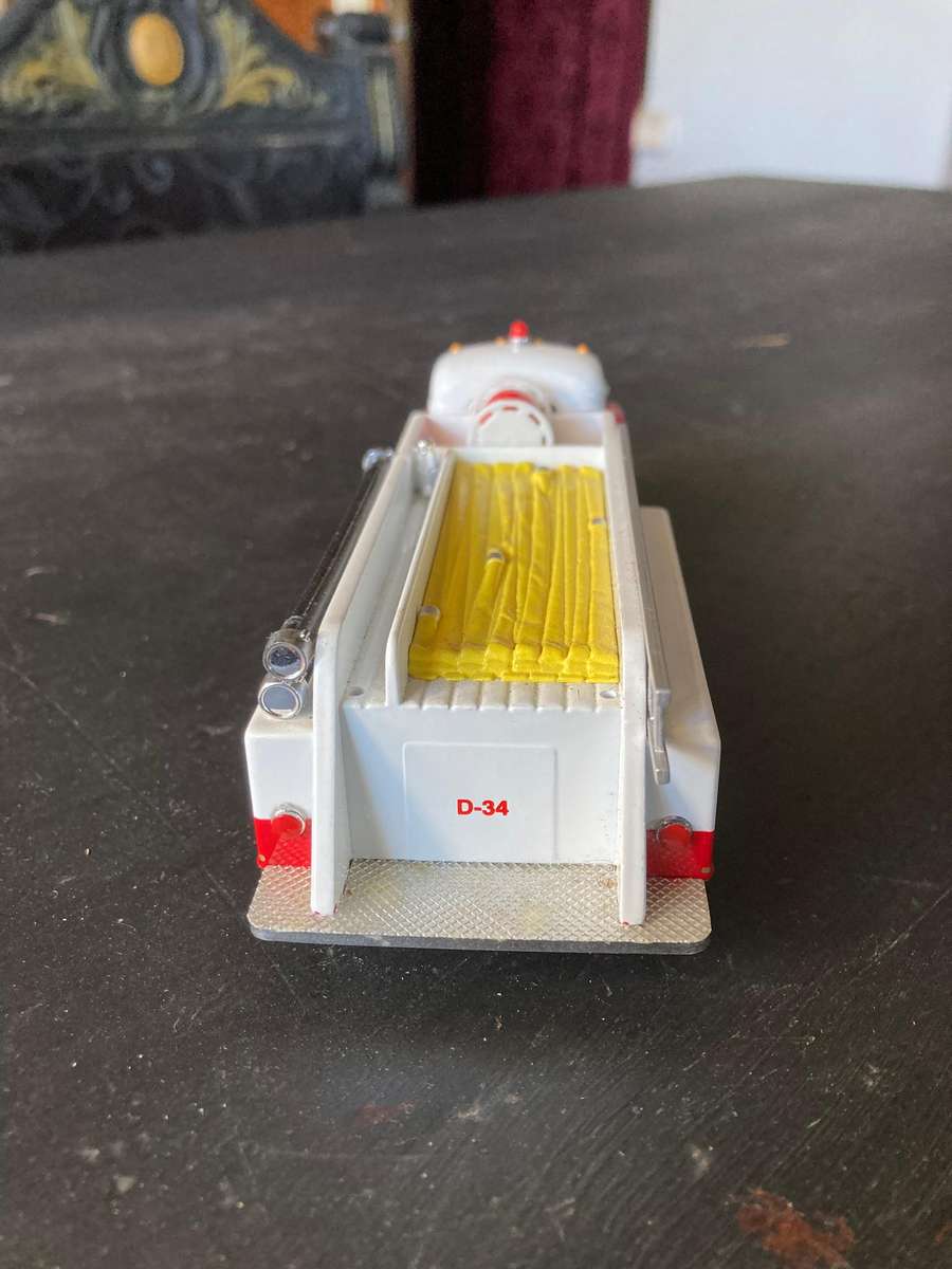 Corgi 1:50 Scale Mack B Series Fire Truck