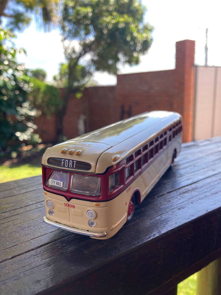 GM OLD SCHOOL BUS BY CORGI 1:50 SCALE