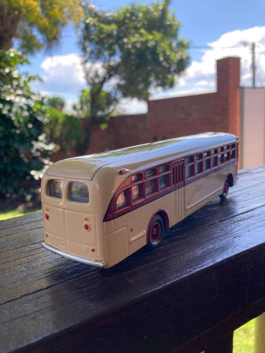 GM OLD SCHOOL BUS BY CORGI 1:50 SCALE