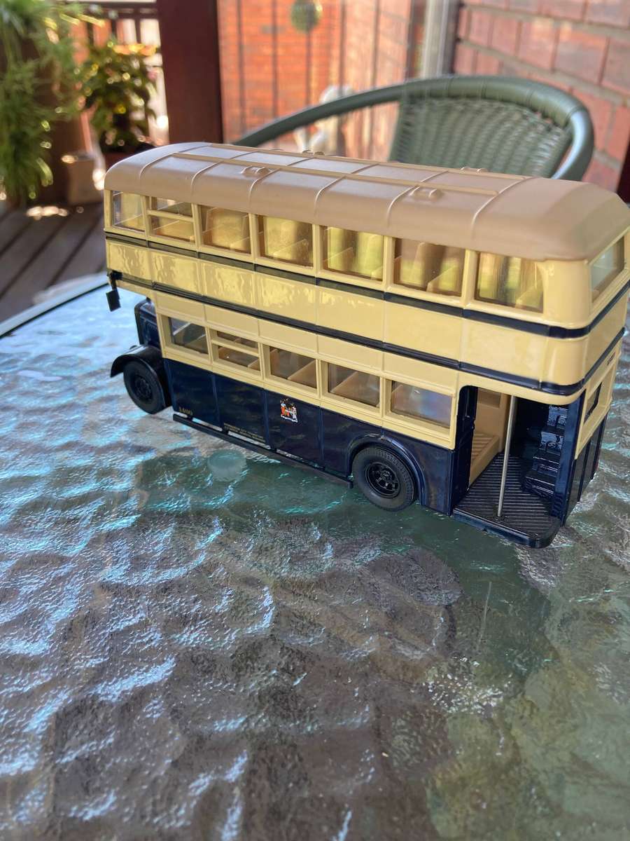 GUY ARAB BUS BY CORGI 1:50 SCALE