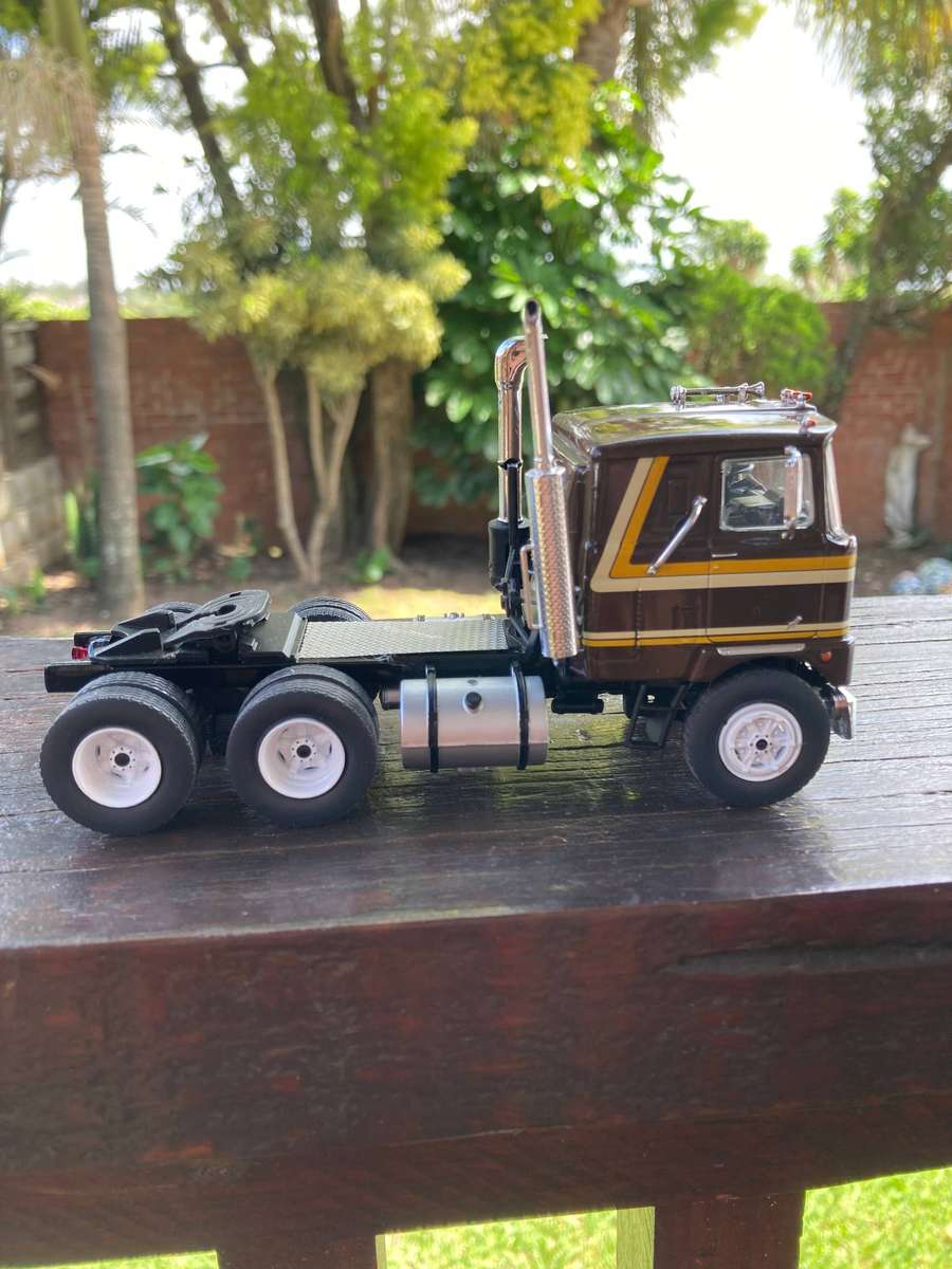 MACK F SERIES TRUCK TRACTOR BY IXO 1:43 SCALE