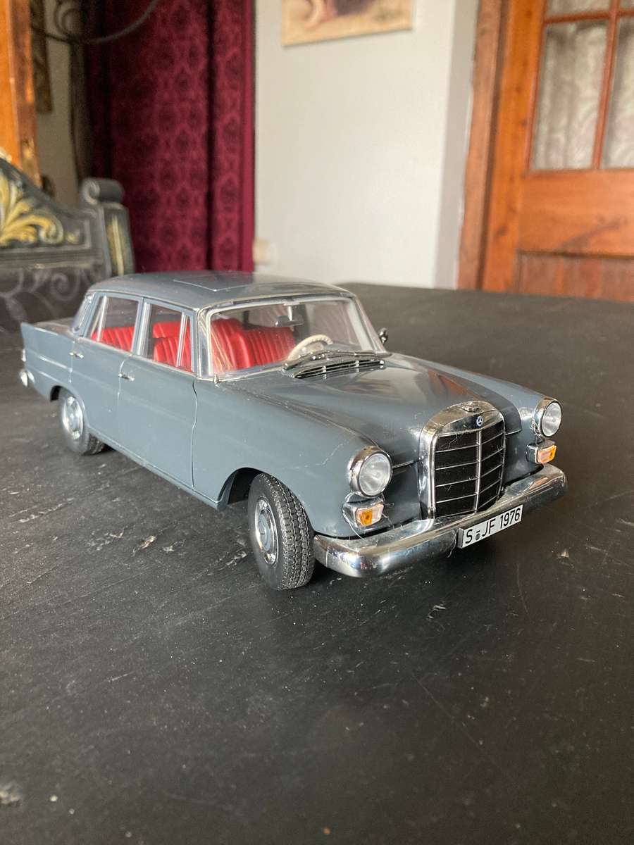 MERCEDES BENZ BY NOREV 1: 18 SCALE