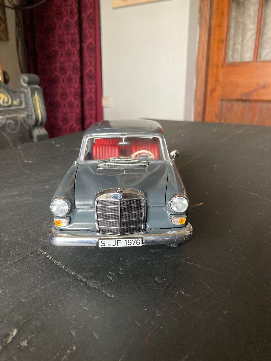 MERCEDES BENZ BY NOREV 1: 18 SCALE