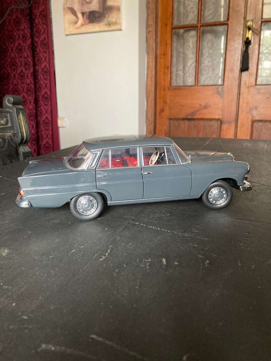 MERCEDES BENZ BY NOREV 1: 18 SCALE