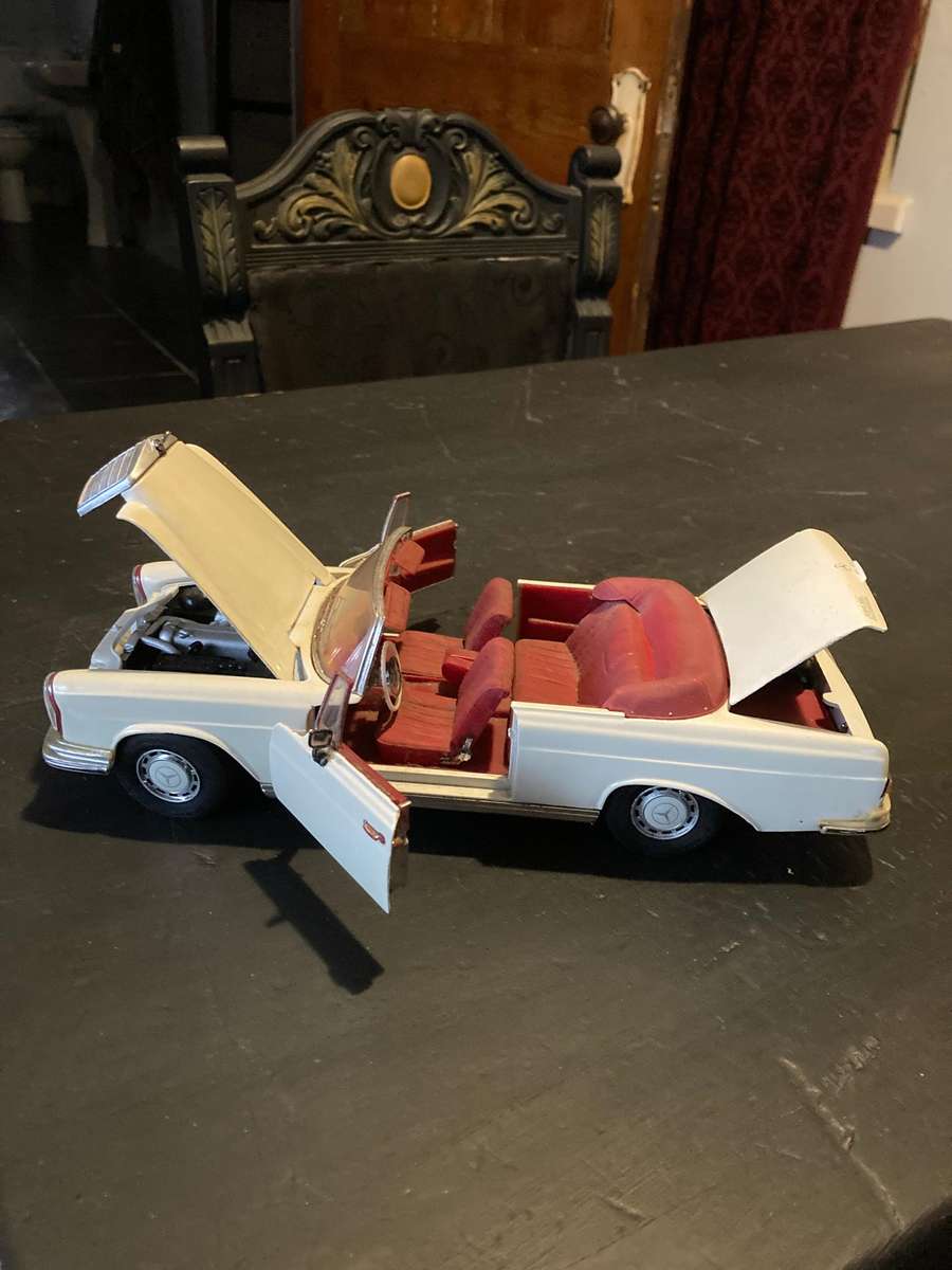 MERCEDES BENZ 280SE 1: 18 SCALE