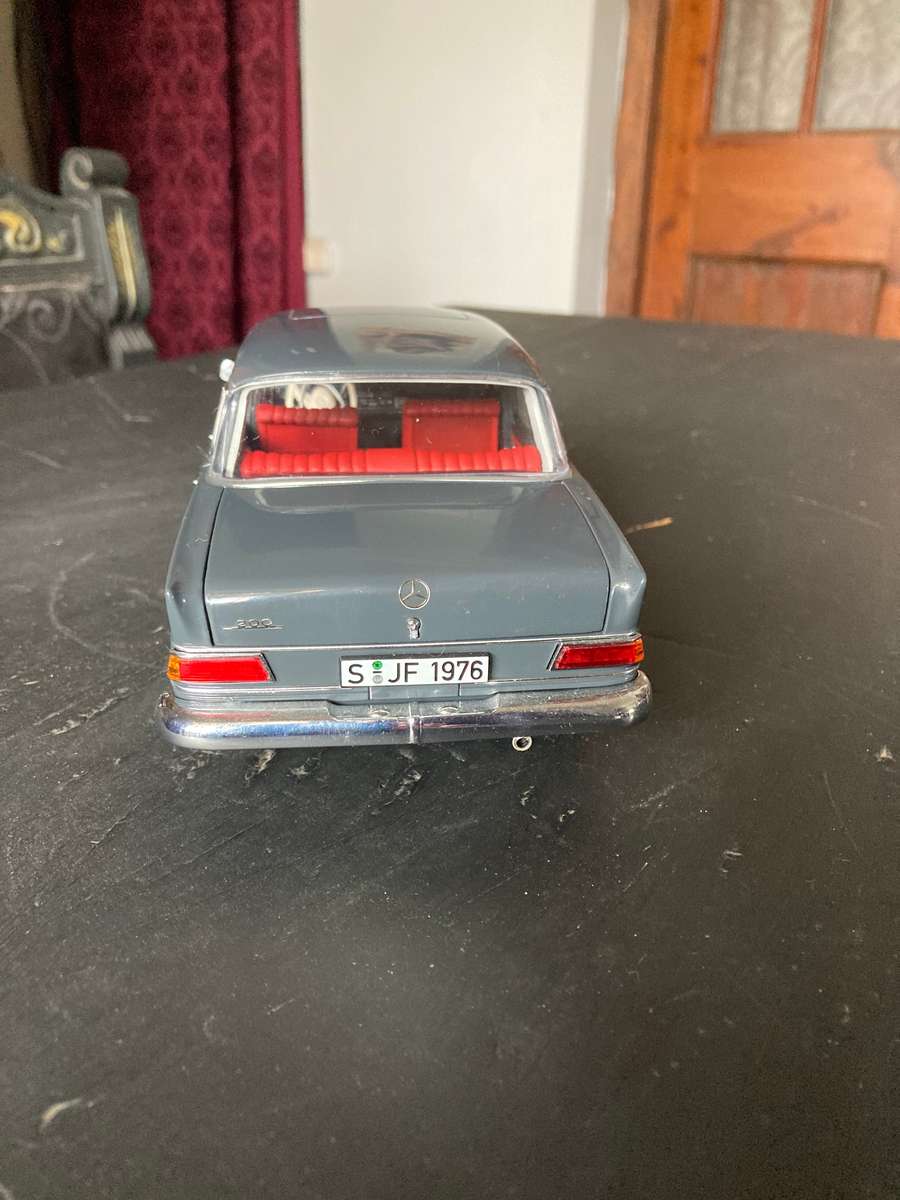 MERCEDES BENZ BY NOREV 1: 18 SCALE