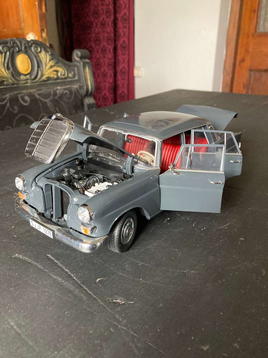 MERCEDES BENZ BY NOREV 1: 18 SCALE