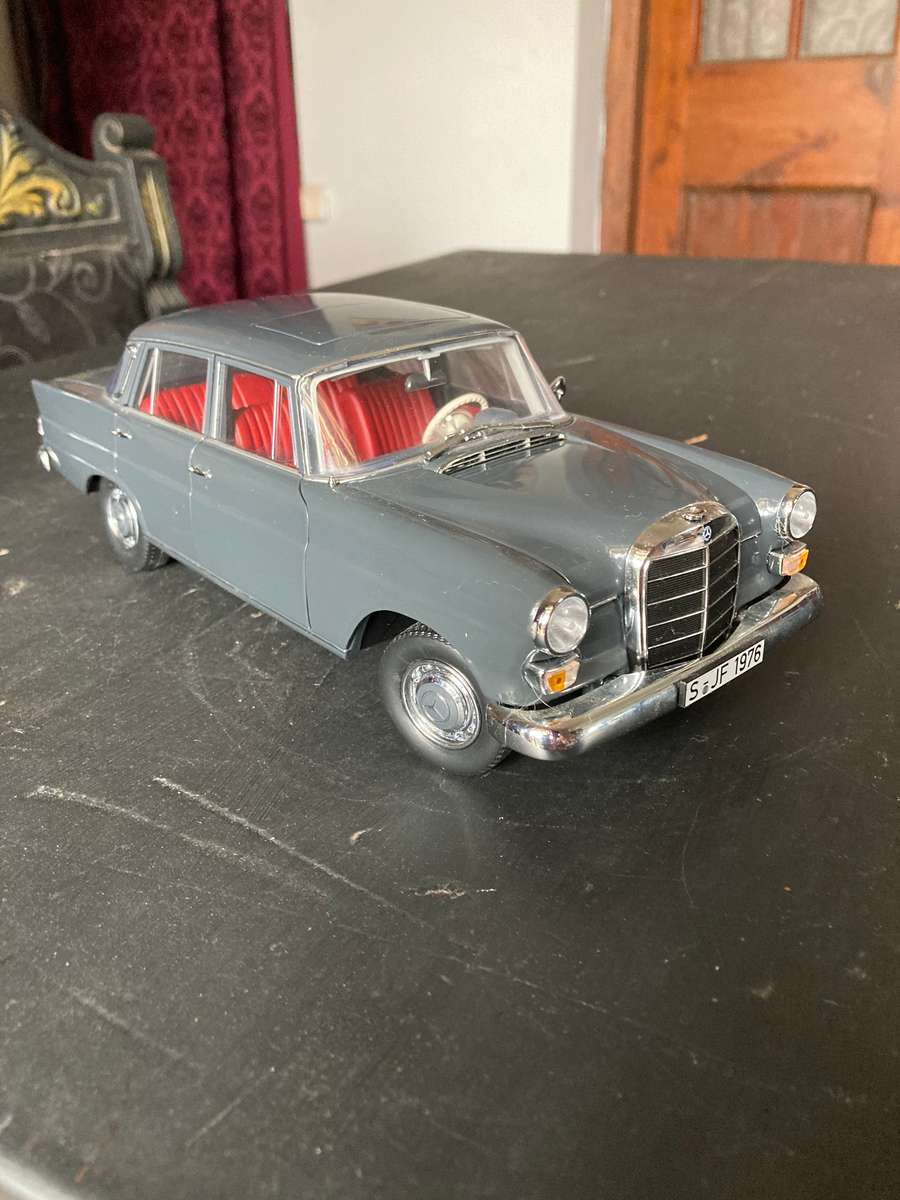 MERCEDES BENZ BY NOREV 1: 18 SCALE