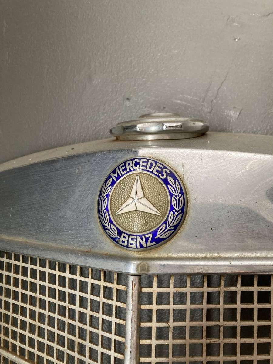 VINTAGE MERCEDES BENZ GRILL FOR DISPLAY