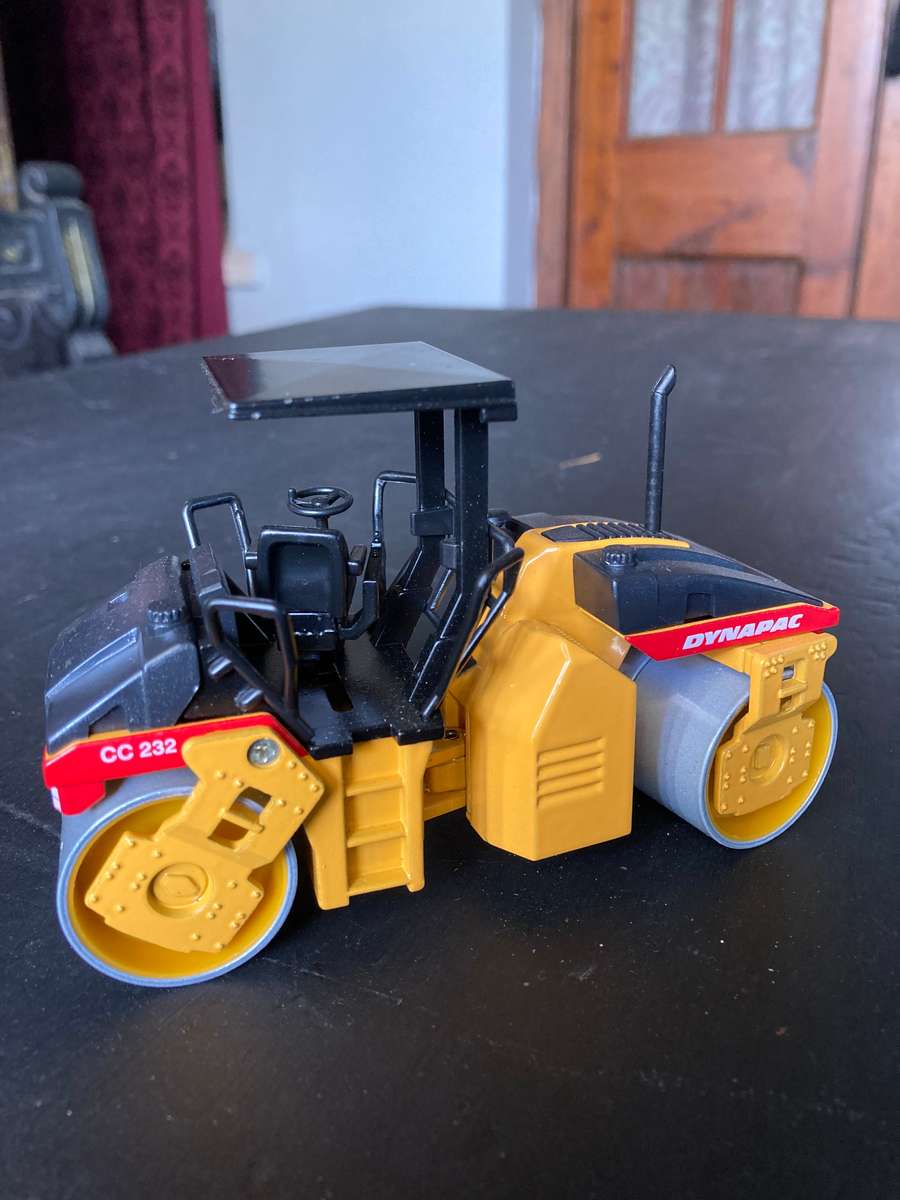 DYNAPAC ROLLER BY JOAL 1:35 SCALE