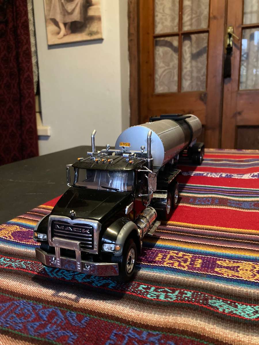 MACK TRUCK AND TANKER 1:34 SCALE