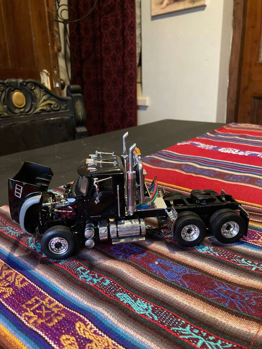 MACK TRUCK AND TANKER 1:34 SCALE