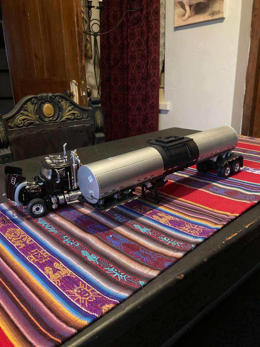 MACK TRUCK AND TANKER 1:34 SCALE