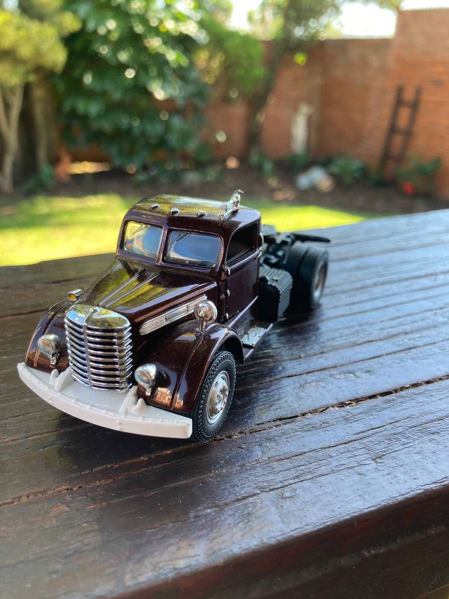 DIAMOND T TRUCK BY MATCHBOX 1:50 SCALE