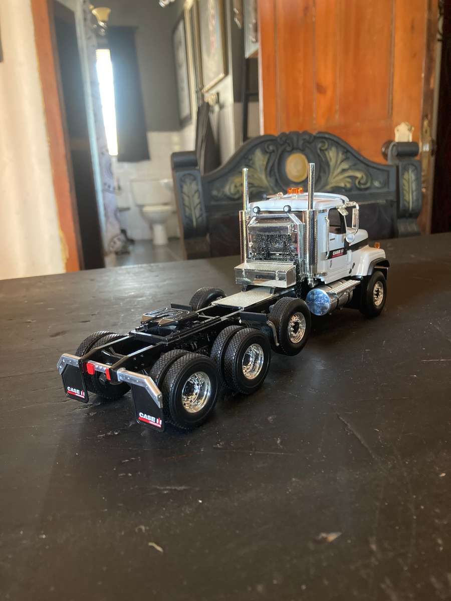 INTERNATIONAL TRUCK AND LOWBED TRAILER BY FIRST GEAR