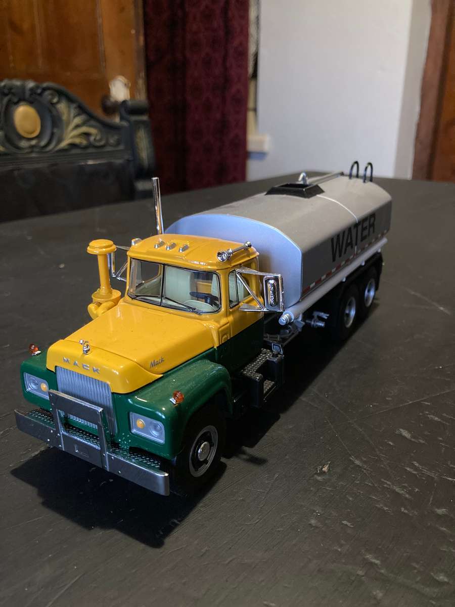 MACK R SERIES WATER TANKER 1:34 SCALE