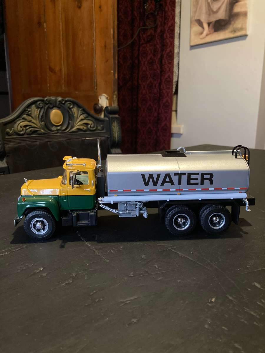MACK R SERIES WATER TANKER 1:34 SCALE