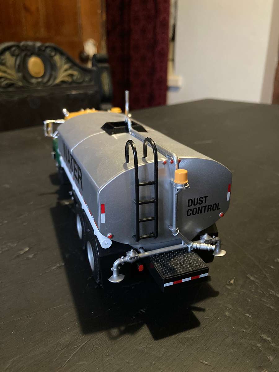 MACK R SERIES WATER TANKER 1:34 SCALE