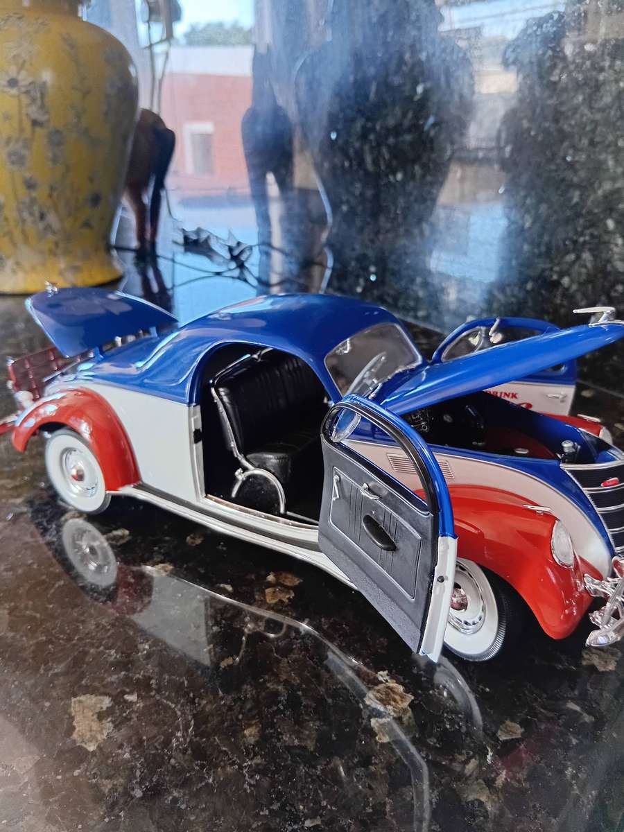 1937 LINCOLN ZEPHYR BY AUTOWORLD 1:18