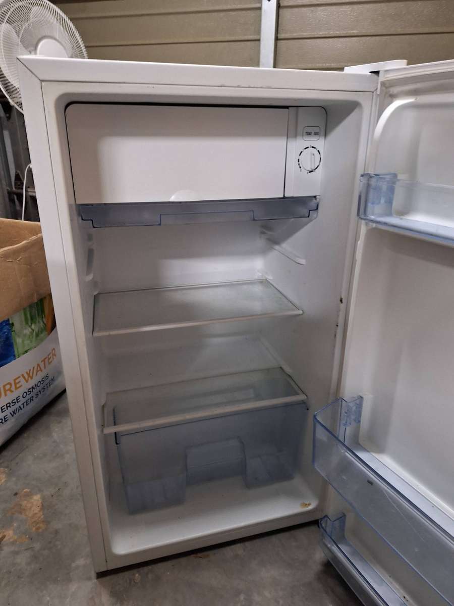 Hisense H120RWH bar fridge (compact single-door refrigerator)