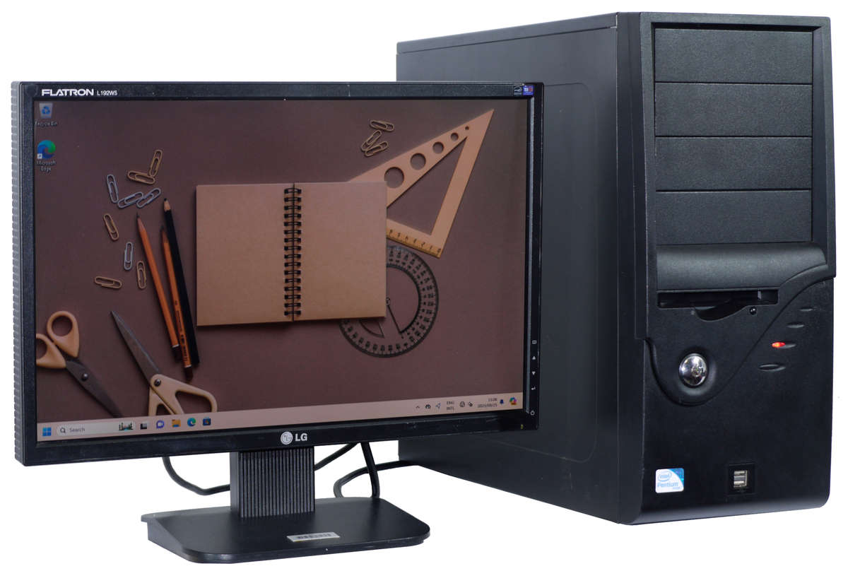 Desktop Computer great for school works, 19" Monitor with integrated speakers, mouse and keyboard